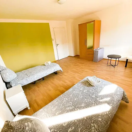 Preiswertes Zentrales Wg-zimmer In Apartament *