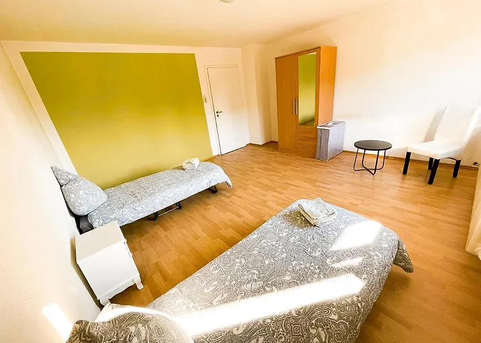 Preiswertes Zentrales Wg-zimmer In Appartamento *